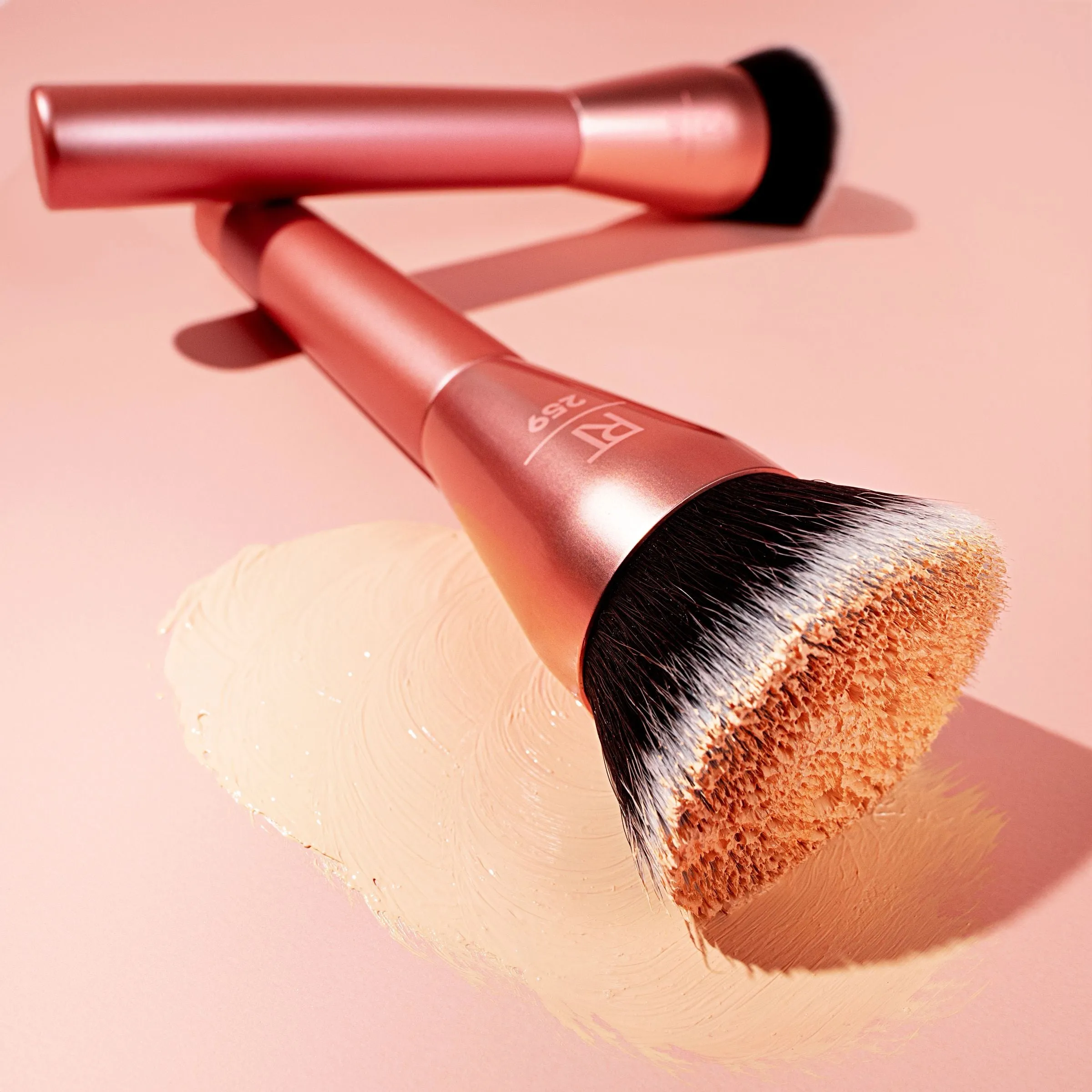 Luminous Round Base Makeup Brush with Optimized Design for Flawless Application