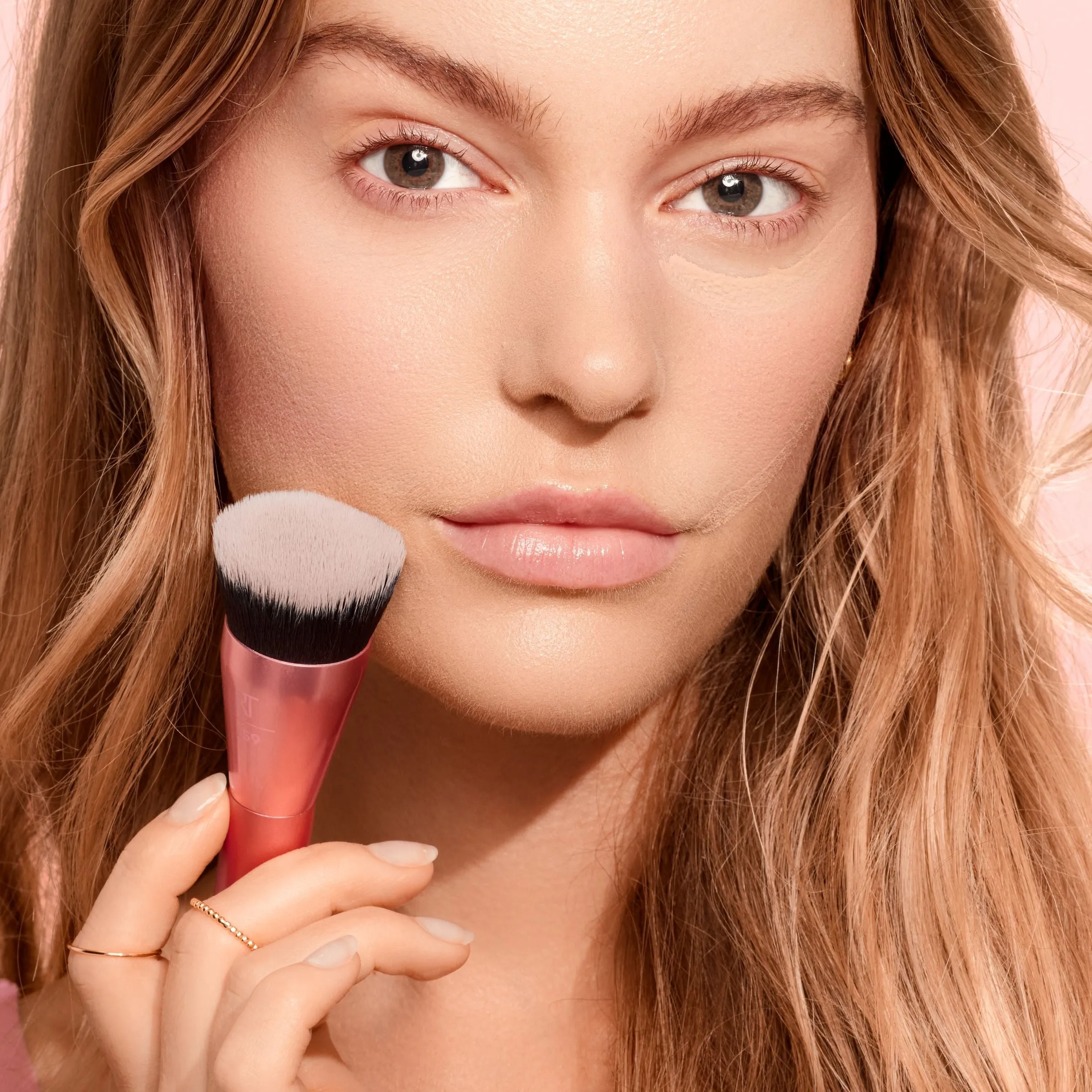Luminous Round Base Makeup Brush with Optimized Design for Flawless Application