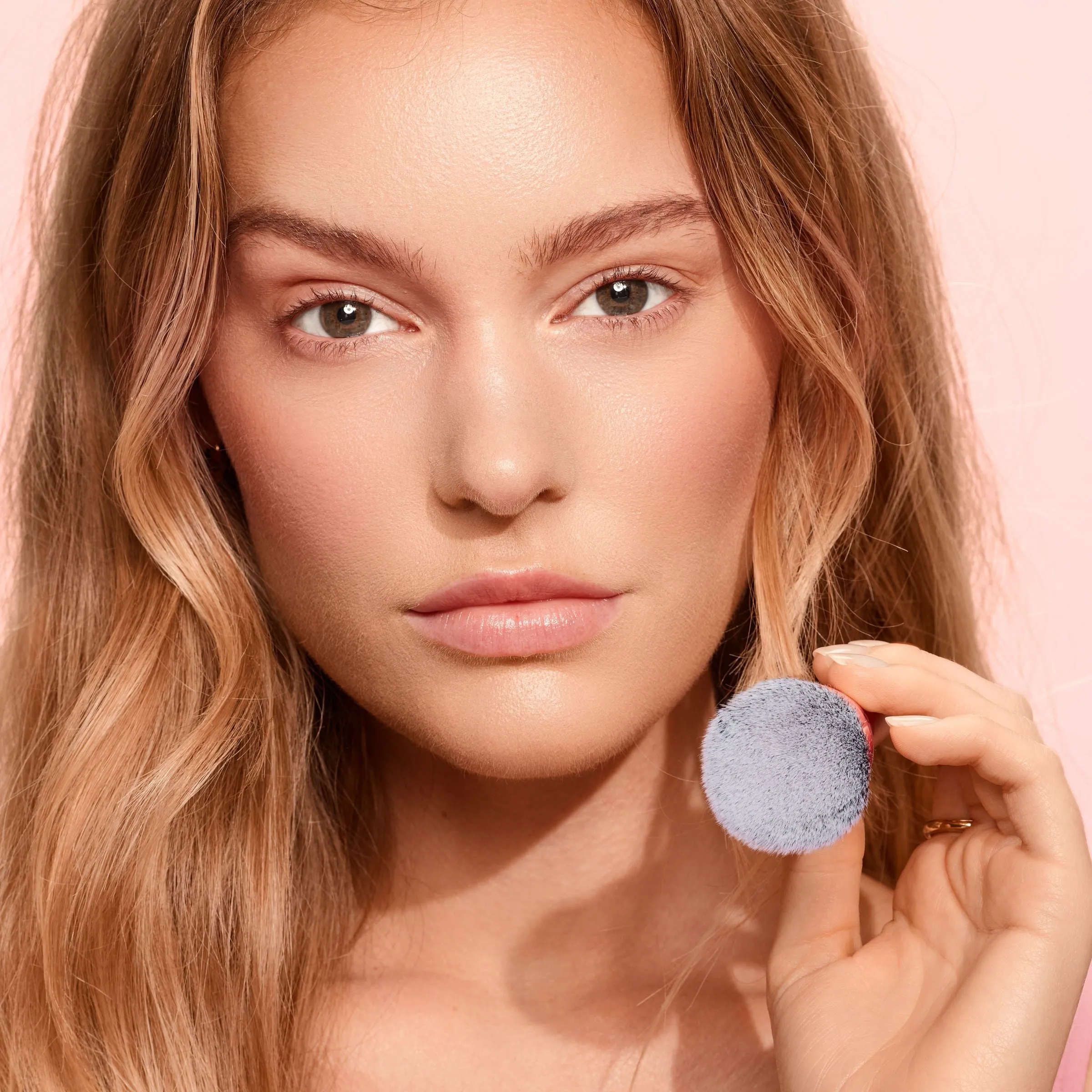 Luminous Round Base Makeup Brush with Optimized Design for Flawless Application